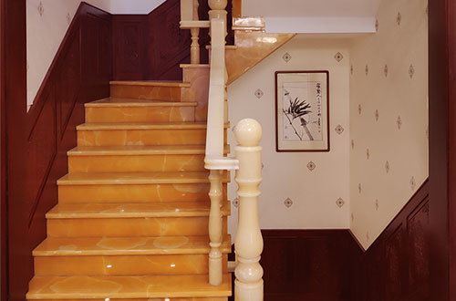 怀远中式别墅室内汉白玉石楼梯的定制安装装饰效果